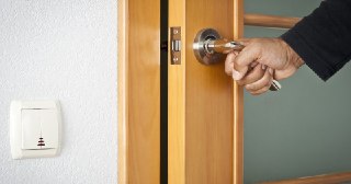 Установка дверей Магнитогорск цена от 1360 руб.